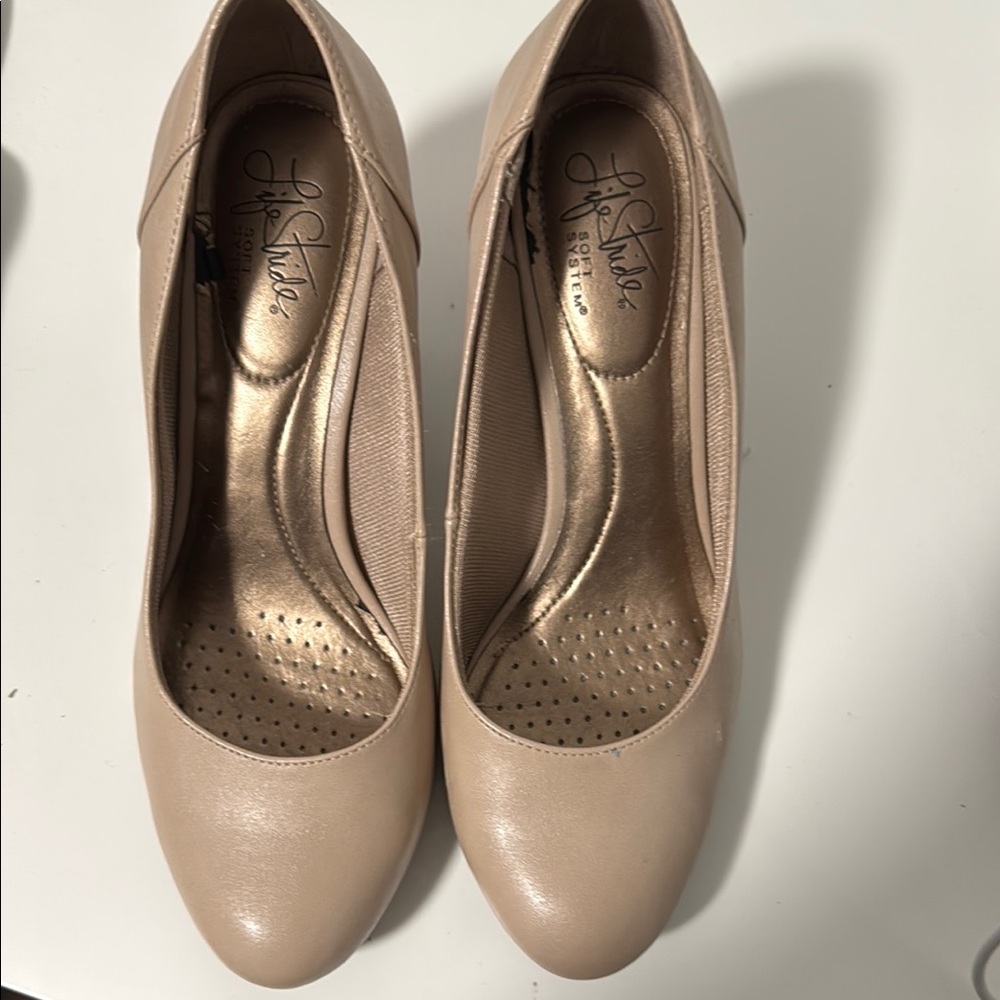 Life Stride Women's Cream Pumps
